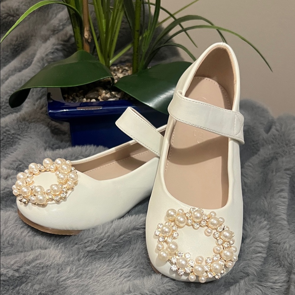 Coutgo Toddler Dress Shoes with Pearl Accents NIB retail $40
